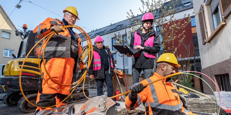 Arbeiter beim Verlegen von Glasfaserkabel