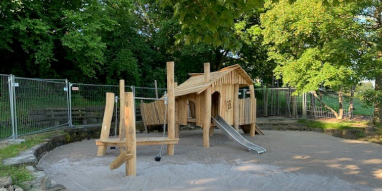Baumhaus aus Holz auf Spielplatz