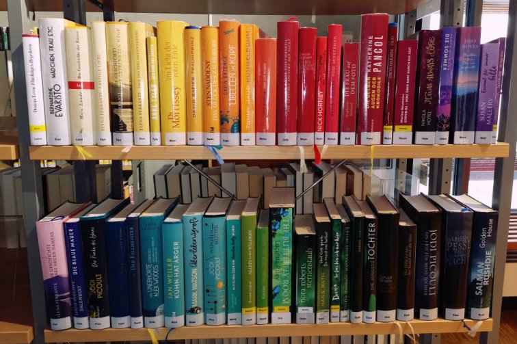 Bücherregal Regenbogenfarben