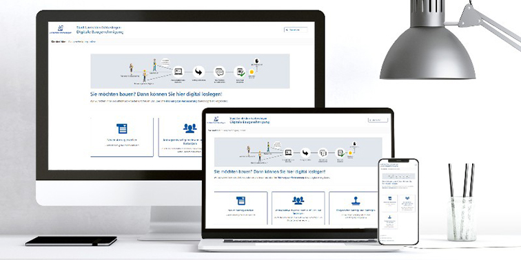 Virtuelles Bauamt Computer, Laptop und Smartphone zeigen dieselbe Website mit digitalem Bauantragsverfahren.
