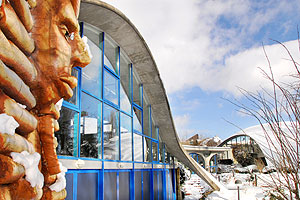 Außenansicht des Theaters unter den Kuppeln in Stetten