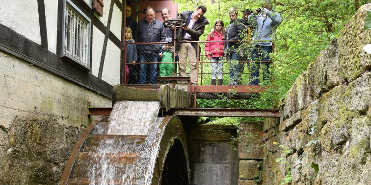 In Betrieb: Mühle mit Wasser