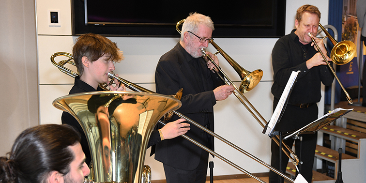 Musiker mit Blechblasinstrumenten