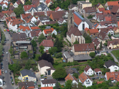 Zahlen & Fakten Luftaufnahme, u. a. mit altem und technischem Rathaus und der Stephanuskirche in Echterdingen