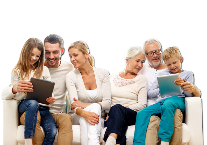 Zielgruppen Familie auf Sofa mit Laptop und Tablet-PC