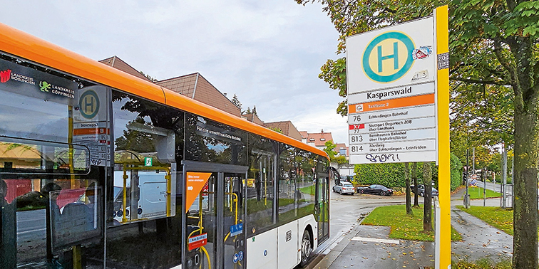 Bus steht an einer Bushaltestelle