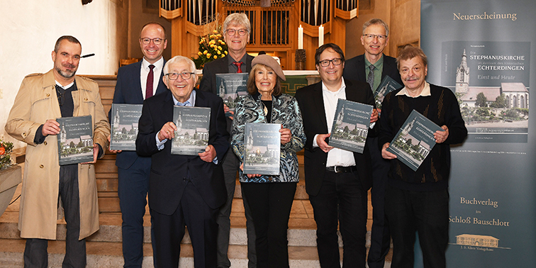 Personengruppe vor einer Kirchenorgel