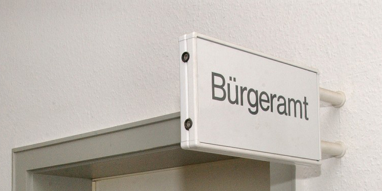 Türschild mit Aufschrift "Bürgeramt"