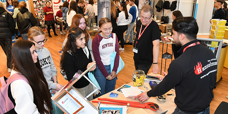 Viele jugendliche Besucher bei der Börse deiner Zukunft in der Filderhalle