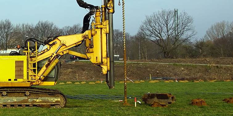 Bagger bei Bohrarbeiten