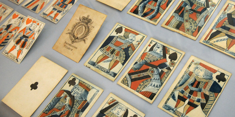 Spielkartenmuseum Mehrere Spielkarten in Museumsvitrine