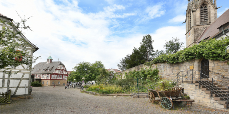 Historische Mitte Echterdingen mit Fachwerkhäusern und einer Kirche