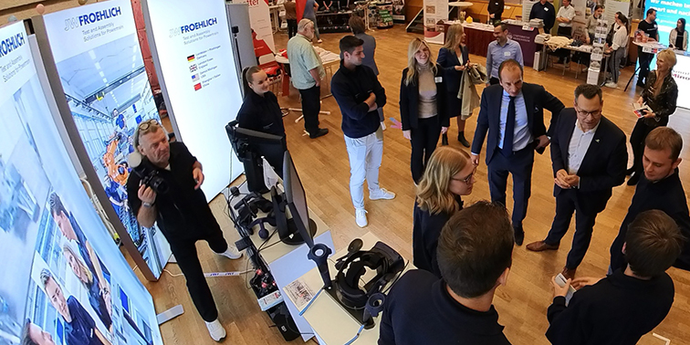 Viele jugendliche Besucher bei der Börse deiner Zukunft in der Filderhalle