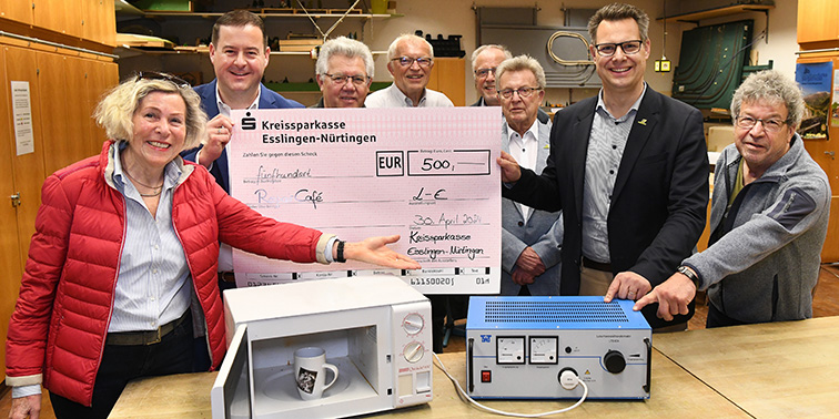 Bürgermeister Kalbfell und Mitglieder des Repair Cafes