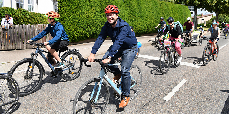 Eine Fahrradfahrer-Gruppe unterwegs auf einer Straße