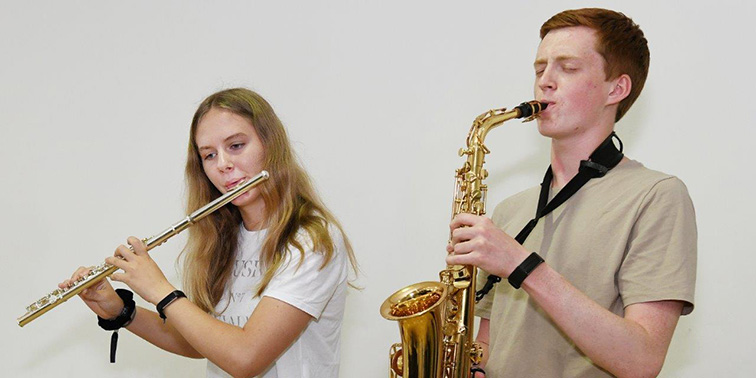 Musikschule Leinfelden-Echterdingen  Zwei Junge Musiker mit Querflöte und Saxophon