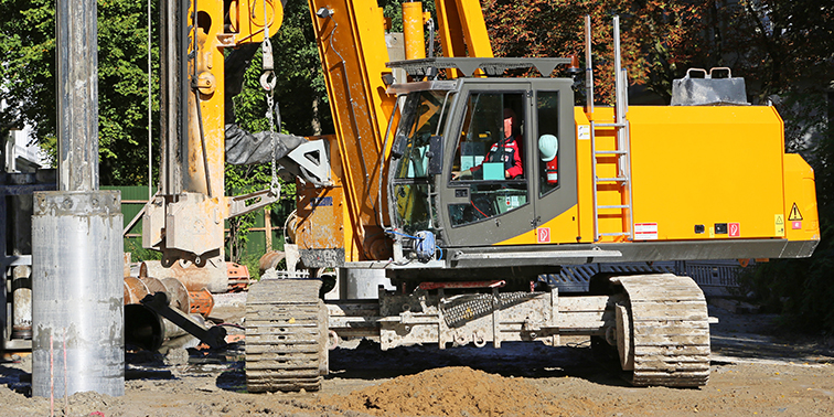 Bagger bei Bohrarbeiten