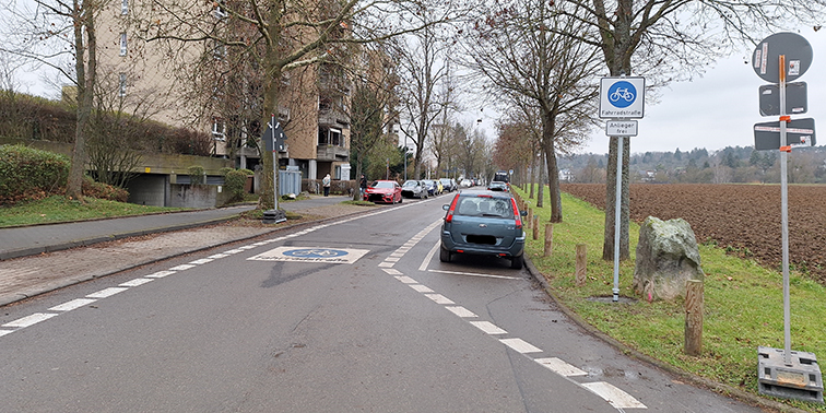 Eine Straße mit Markierungen als Fahrradstraße